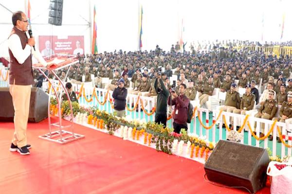 नवनियुक्त आरक्षक वर्दी की मर्यादा को कभी न भूलें- मुख्यमंत्री श्री चौहान
